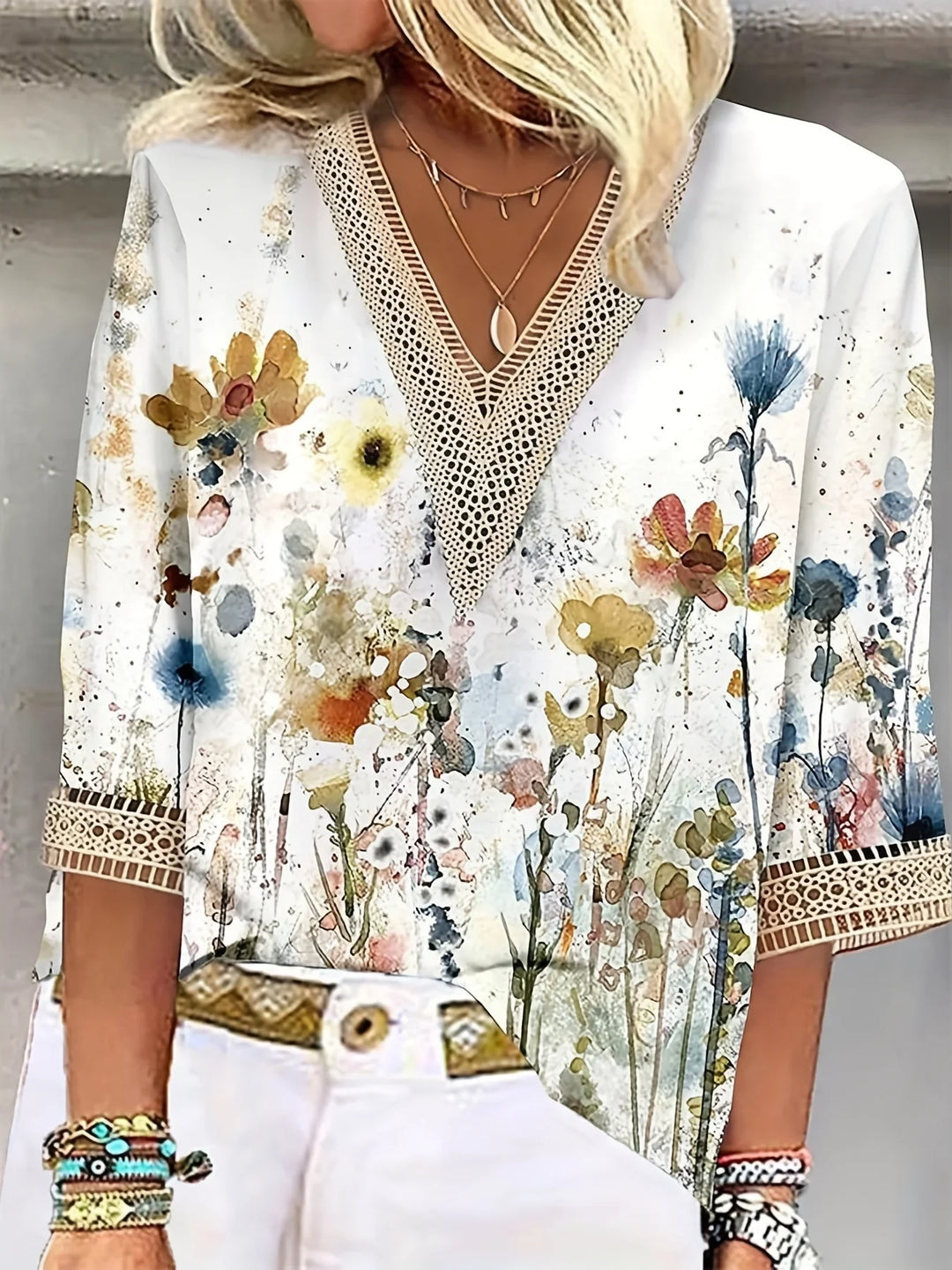 Nela | Elegant blouse with playful print